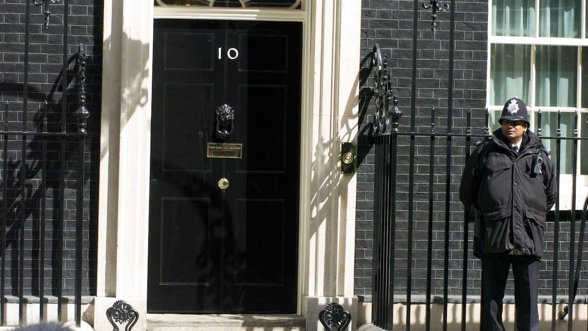 O post britského premiéra se utká osm kandidátů